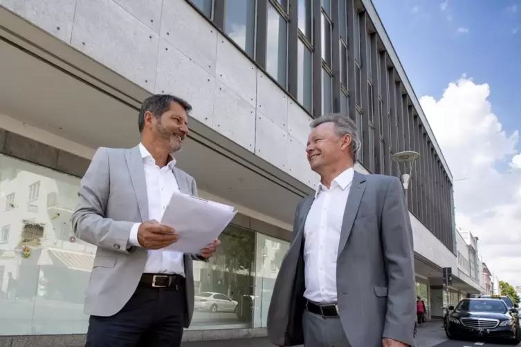 Die PRE-Gesellschafter Hans Höhn (links) und Michael Wenk vor dem C&A-Gebäude.