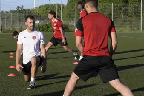 Seit 2011 ist Todic Athletiktrainer bei Anpfiff ins Leben in Ludwigshafen. Er zeigt den Talenten nur Übungen, die er auch vormac