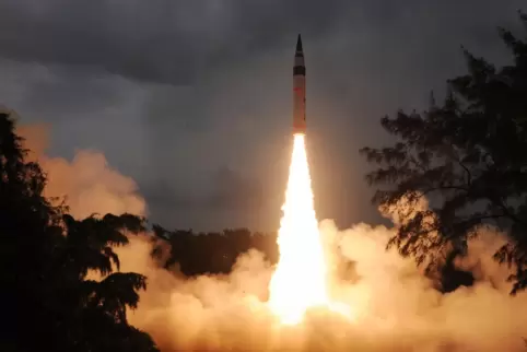 Eine atomwaffenfähige Interkontinentalrakete hebt ab. Dies ist ein indisches Modell. 