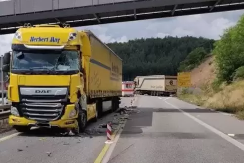 Am Dienstag war ein Lastwagenfahrer in einer Baustelle auf der B10 mit zwei weiteren Lkw zusammengestoßen. 