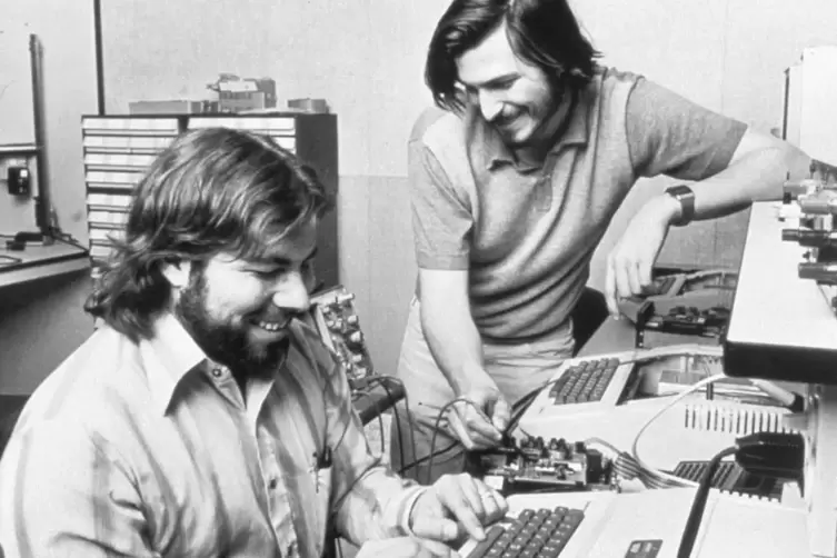 Genialer Tüftler und weitsichtiger Geschäftsmann: Die Aufnahme von 1976 zeigt die Apple-Mitbegründer Steve Wozniak (links) und S