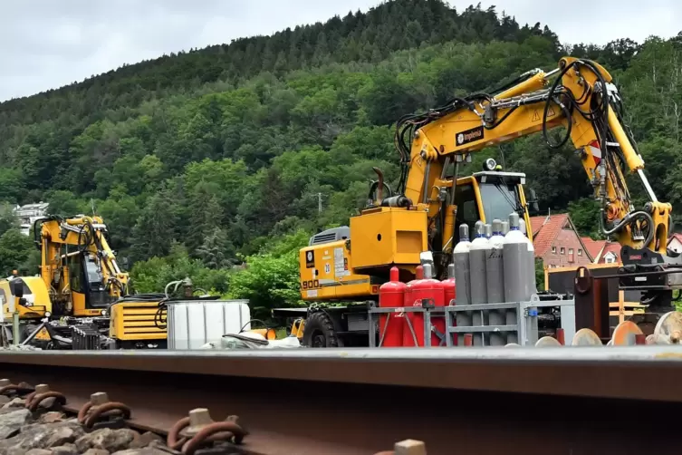 Bei Frankeneck wurden bereits im Juni die ersten Pfosten für den Bau der Lärmschutzwände eingelassen. 