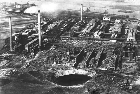 Mehr als 18 Meter tief war der Krater, den die Detonation ins Erdreich riss. 