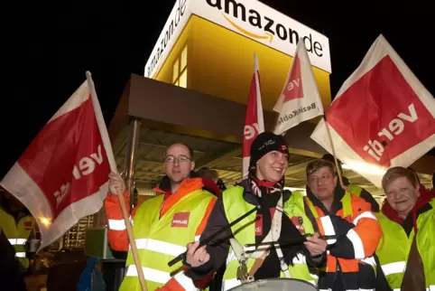 Streikposten vor fünf Jahren vor dem Tor des Versandzentrums von Amazon in Koblenz.