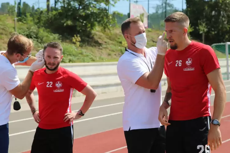 Laktattest zum Start in die Vorbereitung: FCK-Neuzugang Marius Kleinsorge (Zweiter von links) und Mittelfeldspieler Janik Bachma