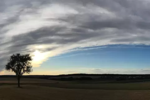 Überall Wolken, (scheinbar) nur über Orbis blauer Himmel: Diese ganz besondere Aufnahme hat Ingrid Dülmer-Hirsch gemacht. Überall Wolken, (scheinbar) nur über Orbis blauer Himmel: Diese ganz besondere Aufnahme hat Ingrid Dülmer-Hirsch gemacht.