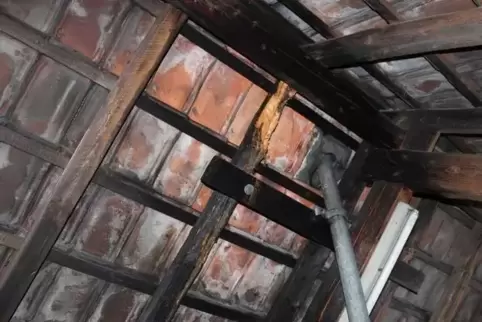 Ein Holzbalken nahe dem Dachständer wurde durch das Feuer in Mitleidenschaft gezogen. 