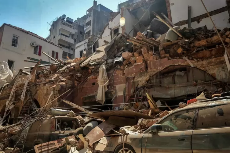 Zerstörte Häuser und Autos in beträchtlicher Entfernung vom Explosionsort.