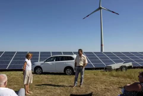 Sonne und Wind als Energielieferanten waren Thema des Besuchs von Ministerpräsidentin Malu Dreyer (links) in der Gemeinde Enkenb