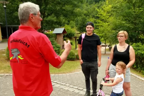 Werner Müller erklärt Besuchern die Auflagen, unter denen der Erlebnispark öffnen konnte. Die meisten, stellt er fest, hätten Ve