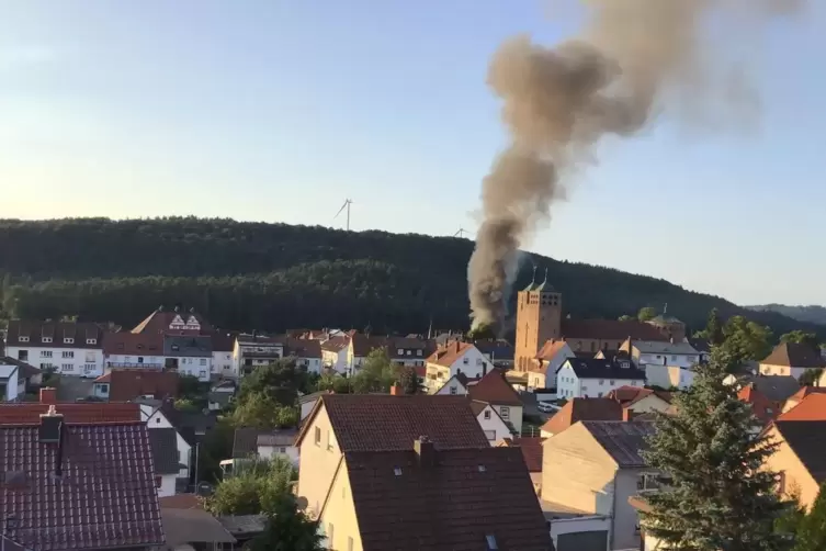 Die Rauchsäule, die sich beim Brand des ehemaligen Hotel Martins im Ortszentrum von Waldfischbach-Burgalben entwickelte, war wei