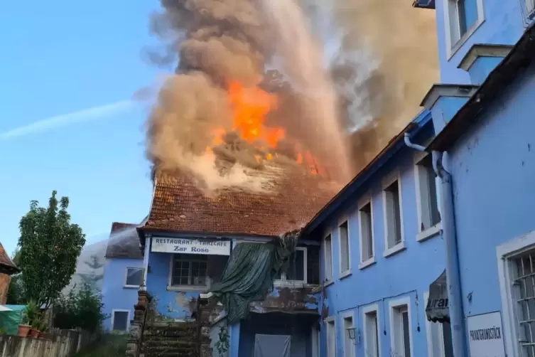 W&auml;hrend des Brandes waren immer wieder laute Knallger&auml;usche zu h&ouml;ren, als Ziegeln abplatzten. 