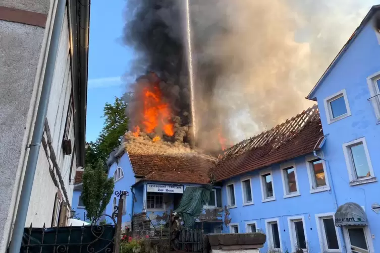Von mehreren Seite und mit drei Drehleiter-Fahrzeugen versuchte die Feuerwehr, der Flammen Herr zu werden. 