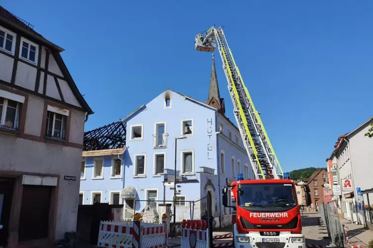 Brandermittlung in luftiger H&ouml;he: Die Feuerwehr Waldfischbach-Burgalben verschaffte der Kriminalpolizei mittels Drehleiter einen
