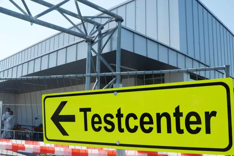 Hat vier Stunden länger geöffnet: Testzentrum in Neustadt. 