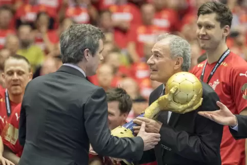 IHF-Präsident Hassan Moustafa am 27. Januar 2019 in Herning mit dem WM-Pokal, links daneben Kronprinz Frederik von Dänemark. Rec