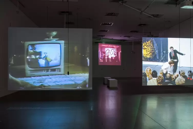 Musikvideos und Mitschnitte von Live-Auftritten zeigt die Ausstellung, von rechts: Martin Kippenberger mit seiner Alma Band anno