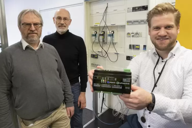 Die Forscher Jochen Marwede, Franz-Josef Pfreundt und Matthias Klein (von links) mit dem Energiespar-Tool, das den Verbrauch in 