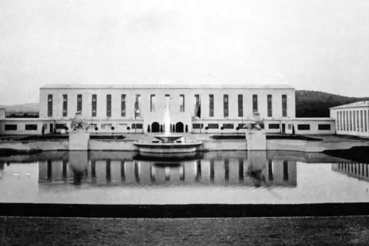 Die Ausstellungshallen in Kaiserslautern im Jahr 1925. Das Gel&auml;nde ist heute Teil des Volksparks. 