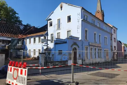 Nach der Brandnacht wurde die Hauptstraße vor dem ehemaligen Hotel Martin abgesperrt. 