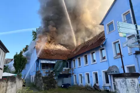 Nach dem Brand wurde die Hauptstraße vor dem ehemaligen Hotel Martin abgesperrt. 