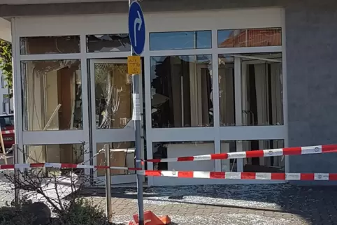 Die Sprengung hat große Schäden angerichtet, die Filiale muss saniert werden. 