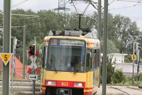 Seit 1997 fährt die Karlsruher Stadtbahn bis nach Wörth-Dorschberg. Dafür wurde eine Straßenbahnstrecke vom Bahnhof Wörth gebaut