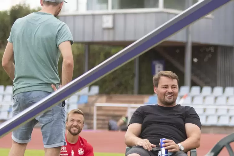 Mathias Mester, sein Trainer Markus Reichle (links) und Paralympicssieger Heinrich Popow scherzen am Rande des Leichtathletik-Me