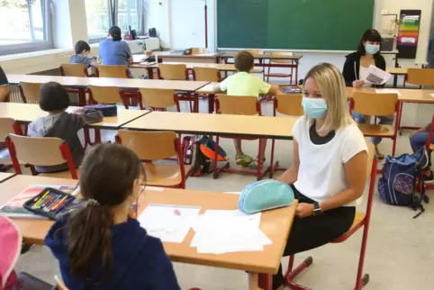 Referendarin Alexa Veile hilft den Schülerinnen und Schülern in der Sommerschule am Siebenpfeiffer-Gymnasium in Kusel. 