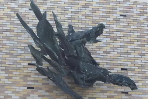 „Gestürzter Prometheus“: Kunst am Bau an der Turnhalle der Schule. 
