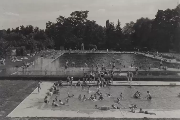 Schwimmbad und Planschbecken in den 1930er-Jahren. 