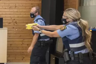 Zweibrücker Streifenbeamte beim Taser-Training im Polizei-Ausbildungszentrum in Enkenbach-Alsenborn. 