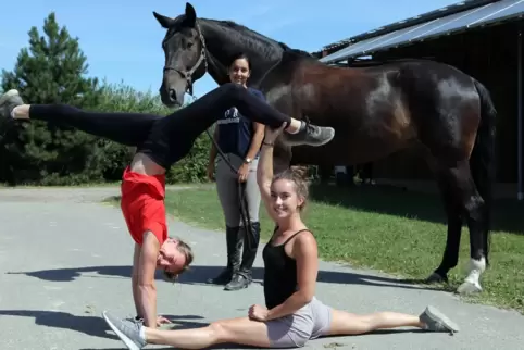 Spagat und Handstand gehen immer: die Voltgiererinnen Hannah Steverding (vorne links) und Chiara Congia mit Steverdings Longenfü