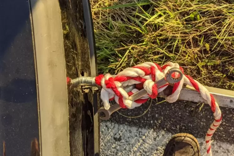 Das Seil war mittels eines Handwerkzeugs am vorderen Wagen befestigt.