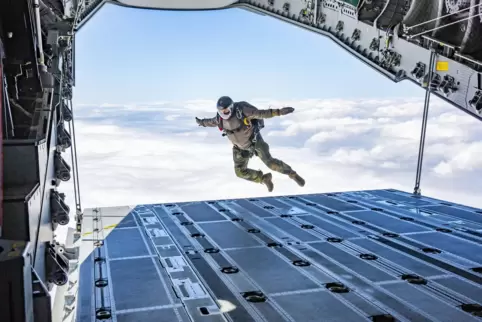 Ein Soldat des Fallschirmjägerregiments springt bei einer Übung über Zweibrücken aus rund 3300 Metern Höhe ab. 