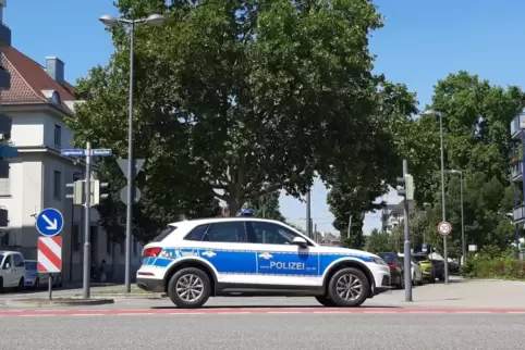 Wie hier an der Rheinallee und Lagerhausstraße wurde die Wittelsbachstraße, in der sich das Amtsgericht befindet, von allen Seit