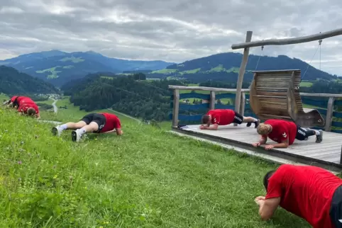 Stabilisationstraining mit traumhaftem Panorama: Handball-Bundesligist Eulen Ludwigshafen hat im Brixental ideale Trainingsbedin