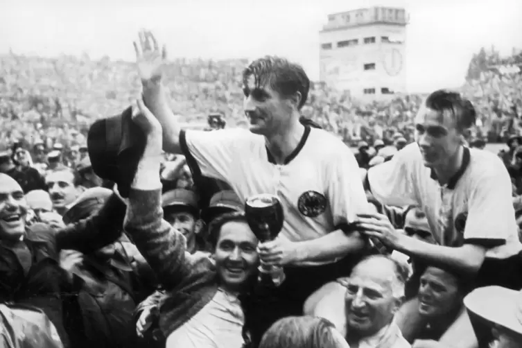  Fritz Walter im Moment seines größten Triumphs, dem WM-Sieg 1954. Rechts: Horst Eckel. 