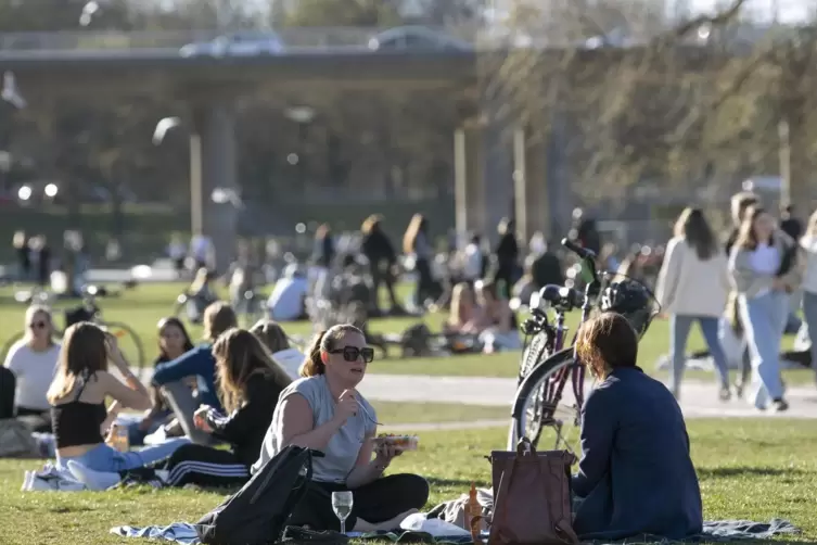 Maske und Mindestabstand nicht vorgeschrieben: In Schweden sieht man viele entspannte Szenen wie hier in einem Park in Stockholm