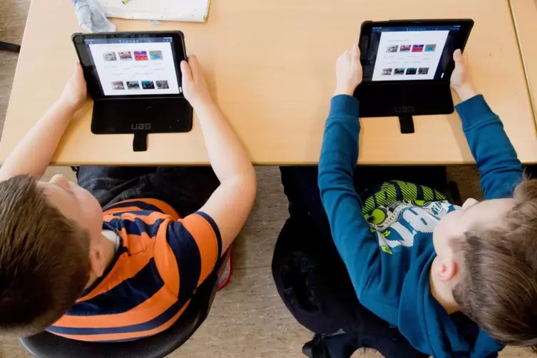 Unter anderem sollen die Schulen über den Digitalpakt geförderte Tablets, Laptops und 3D-Drucker bekommen. 