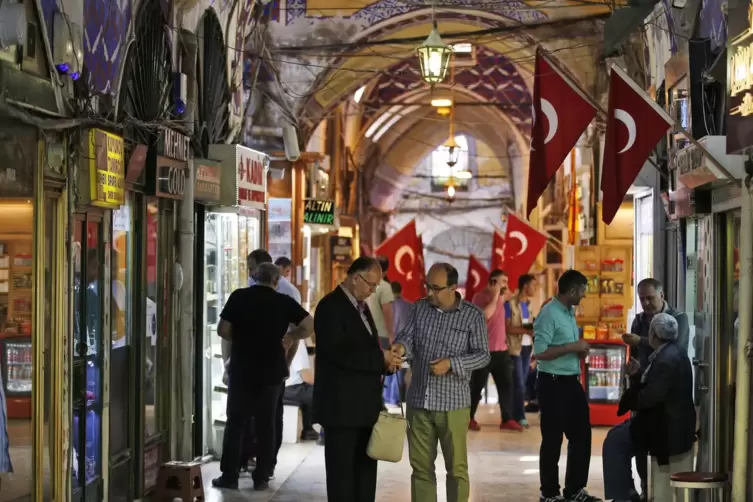 Menschen tauschen Währungen auf einem Basar in Istanbul. Die türkische Lira hat seit Jahresbeginn gegenüber dem Euro mehr als 25