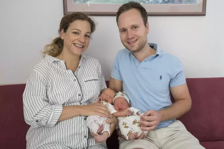 Nummer eins des Tages: Die glücklichen Eltern Nora Buthi und Barna Orosz mit ihren Zwillingen Mirella Lilla und Alex A'kos.