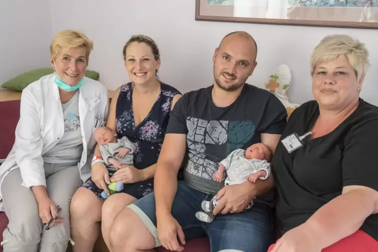 Die zweiten Zweier : Michelle und Matthias G&ouml;ttel mit Karl und Ella, umringt von &Auml;rztin Gabi Maria &Ouml;nder und Hebamme Nicole West