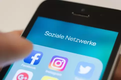Zu Facebook, Instagram und Twitter gesellt sich nun auf so manchem Spartphone eine Kita-App hinzu. Erzieher informieren damit di