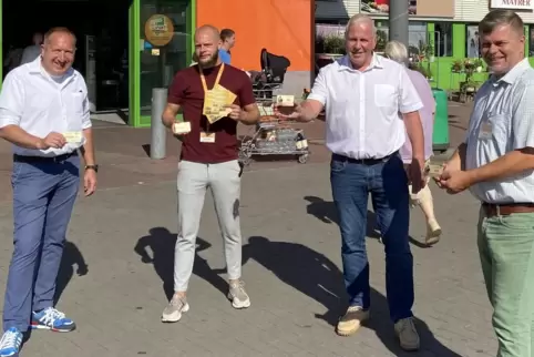 Globus-Marktleiter Carsten Karger (von rechts), Stadtmarketing-Geschäftsführer Kai Hornuf, Robin Honacker (bei Globus in Bobenhe
