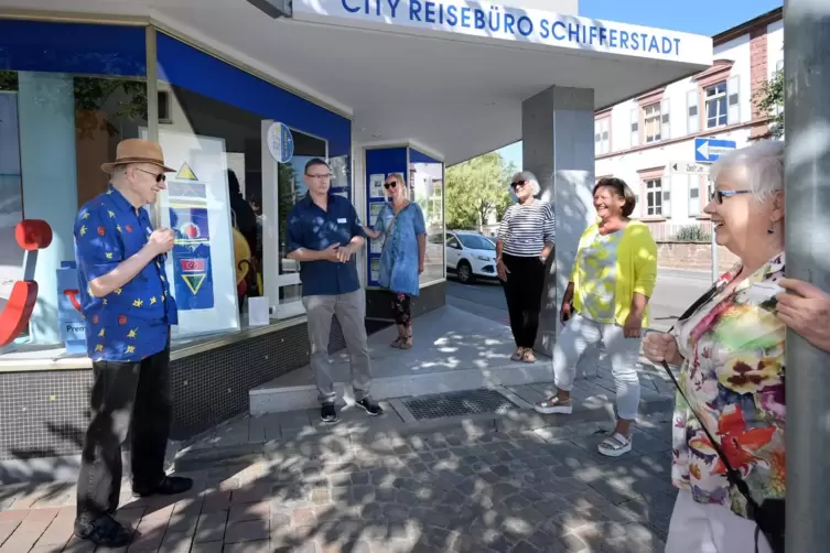 Ein Stopp am Reisebüro beim Rundgang der Künstler und Bürgermeisterin. Horst Steier (links) zeigt dort einen Holzschnitt. 
