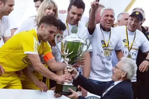 Verbandspokalfinale 2017 in Pirmasens: Jürgen Veth übergibt den Cup an Morlauterns Kapitän Maurice Roth. 