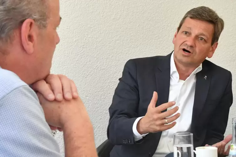 CDU-Landtagsfraktions-Chef Christian Baldauf beim Interview mit RHEINPFALZ-Redakteur Arno Becker.