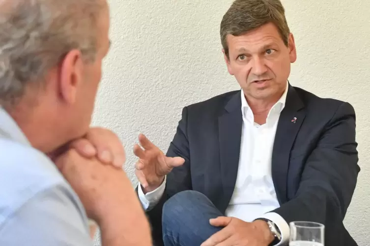 CDU-Landtagsfraktions-Chef Christian Baldauf beim Interview mit RHEINPFALZ-Redakteur Arno Becker.