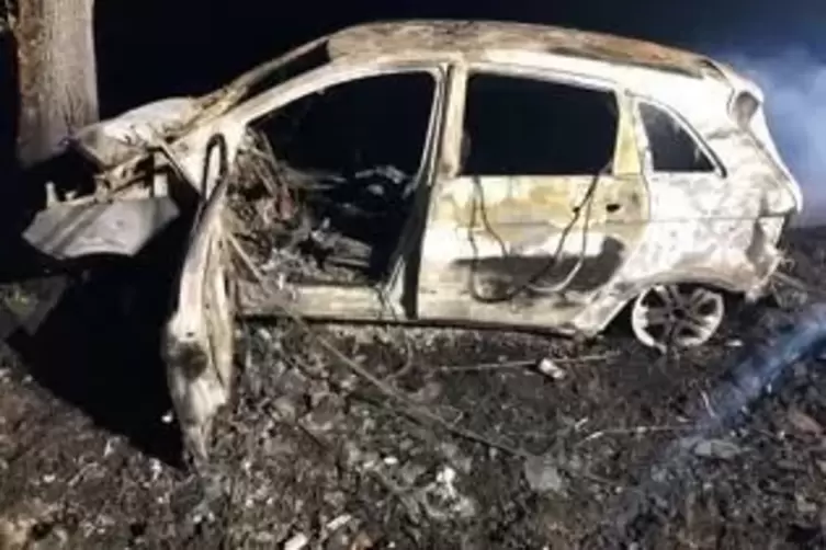 Der Wagen wurde durch die Flammen zerstört.